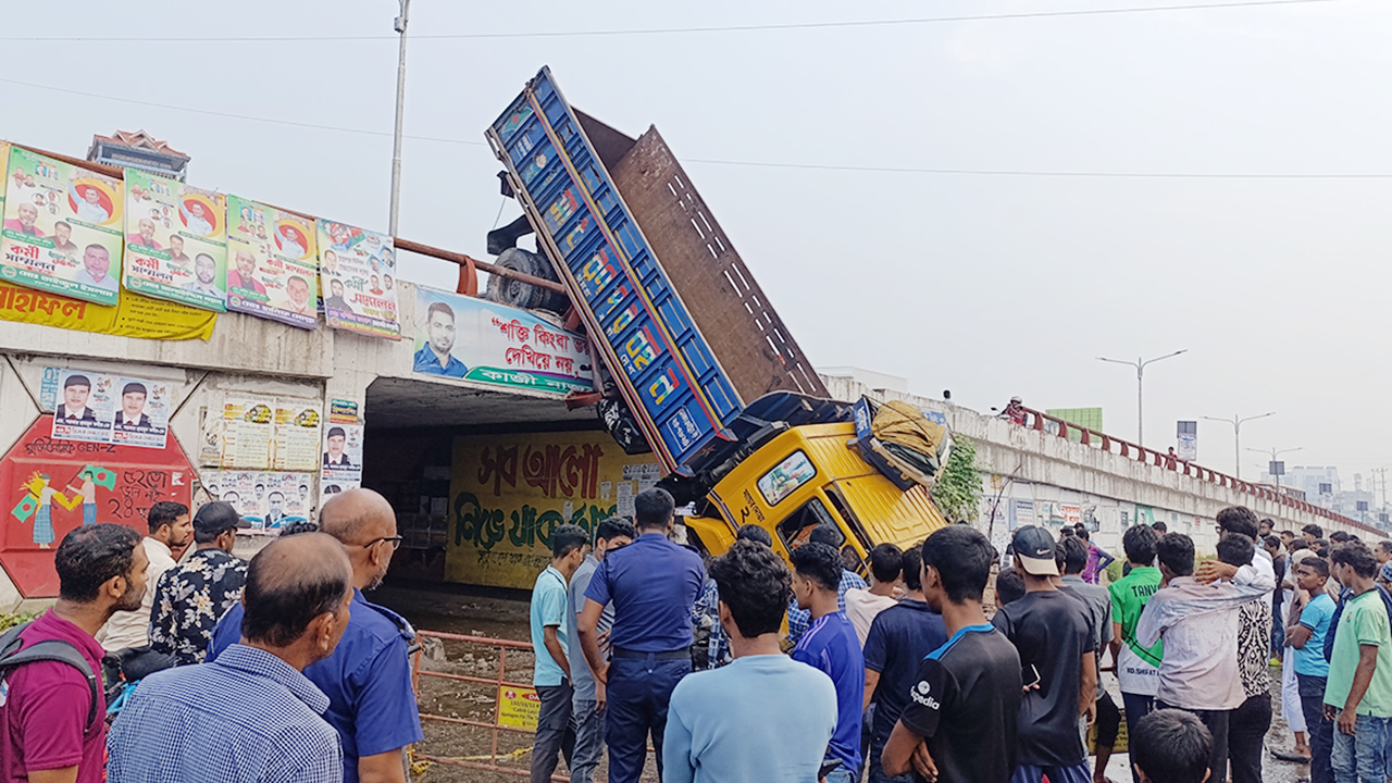 ঢাকা-নারায়ণগঞ্জ লিংক রোডে ঝুলে পড়লো ট্রাক, রিকশা চালকের মৃত্যু