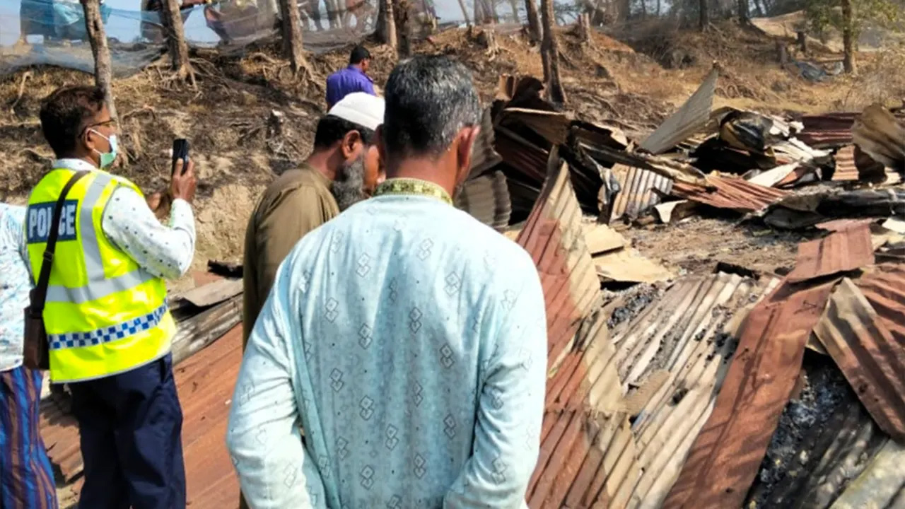 হাতিয়ায় দরজার বাইরে তালা দিয়ে ছাত্রদল নেতার ঘরে আগুন