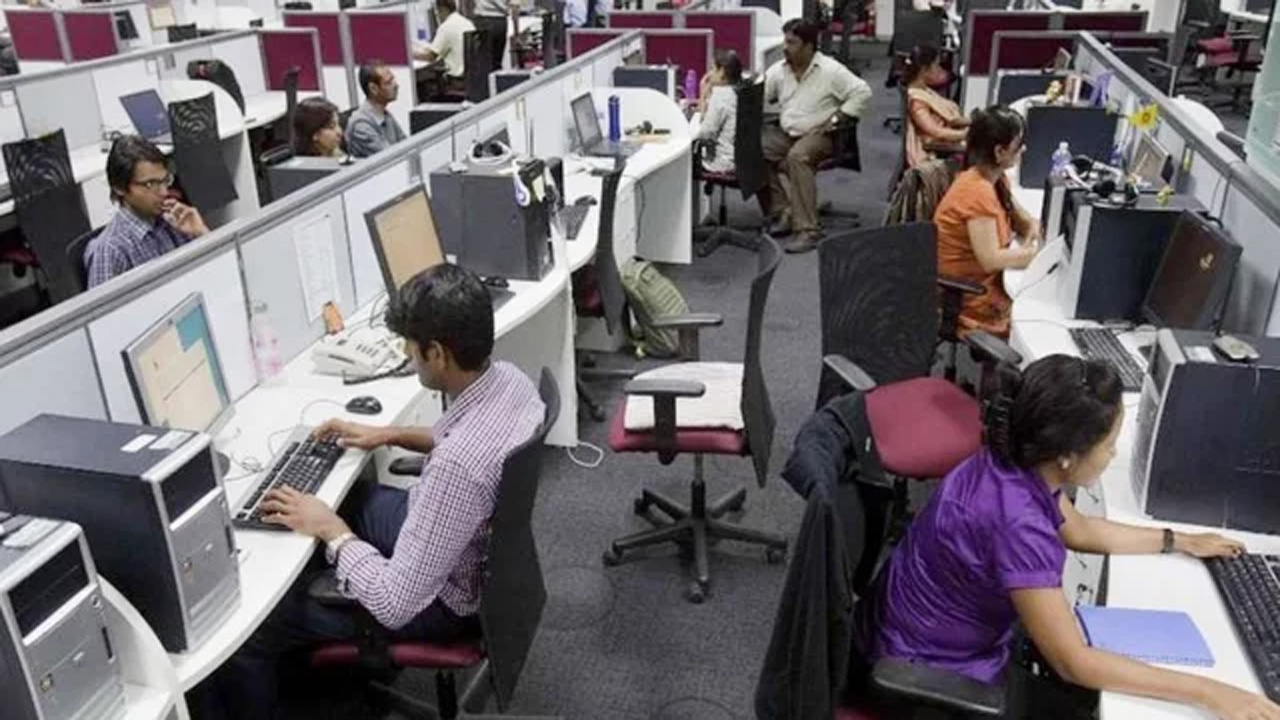 আজ থেকে নতুন সময়সূচিতে চলবে অফিস-আদালত