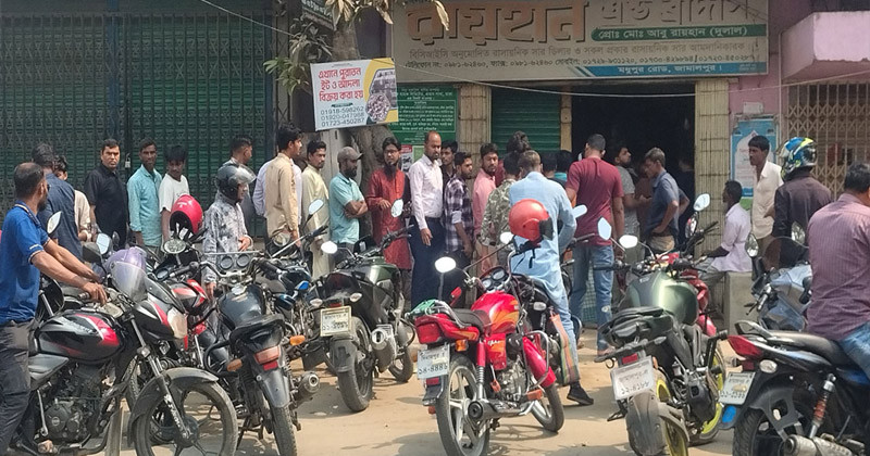 পাম্পে উপচে পড়া ভিড়, অনেক জায়গায় মিলছে না জ্বালানি