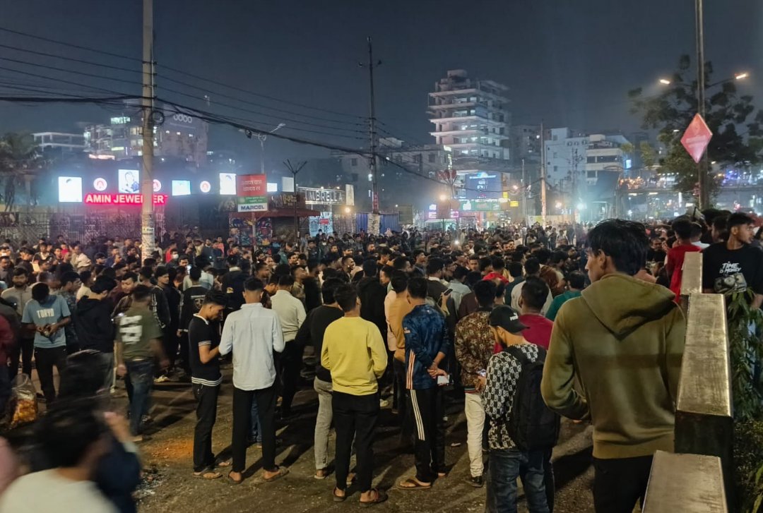 যমুনা ফিউচার পার্কের সড়ক অবরোধ করে মুঠোফোন ব্যবসায়ীদের বিক্ষোভ