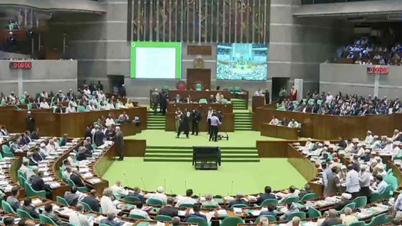 সরকারি চাকরিতে প্রবেশে বয়সসীমা ৩২ করে সংসদে বিল পাস