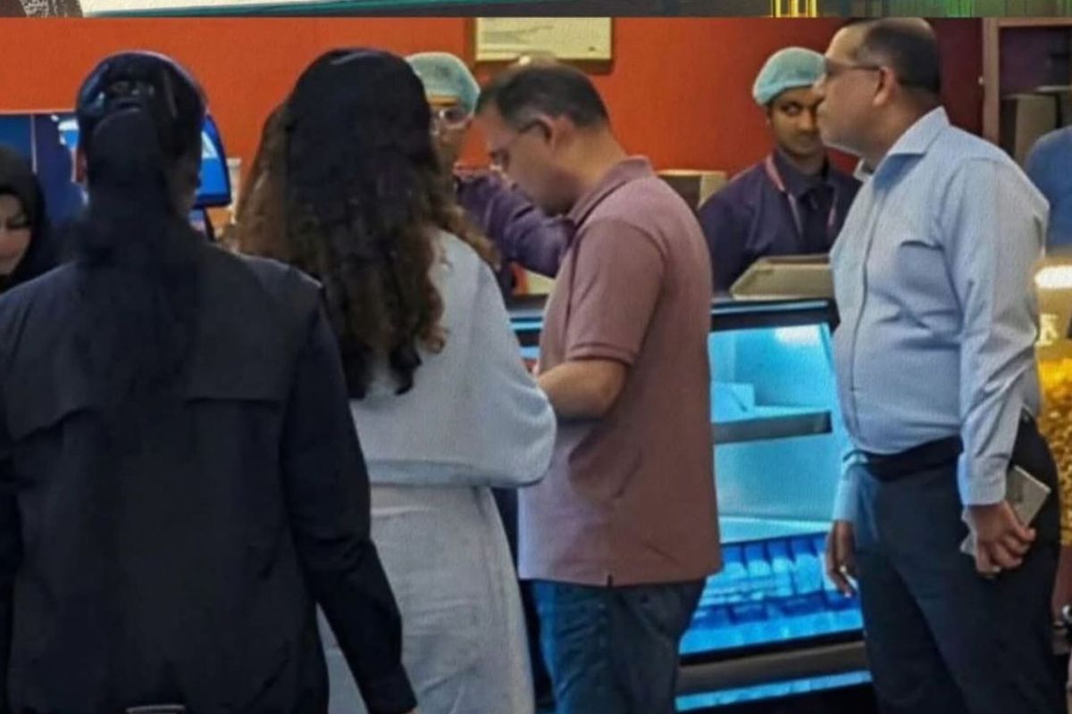 মেয়েকে সঙ্গে নিয়ে ধানমন্ডিতে সিনেমা উপভোগ করলেন প্রধানমন্ত্রী