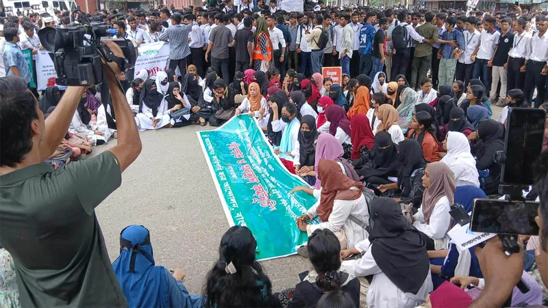 রাজধানীর সাতরাস্তা মোড়ে সড়ক অবরোধ করে বিক্ষোভ