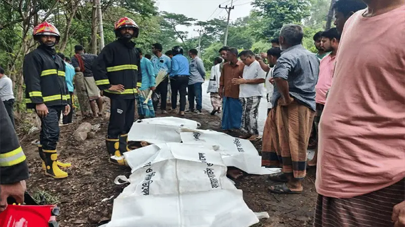 লোহাগাড়ায় মাইক্রোবাস খাদে পড়ে তিনজনের মৃত্যু