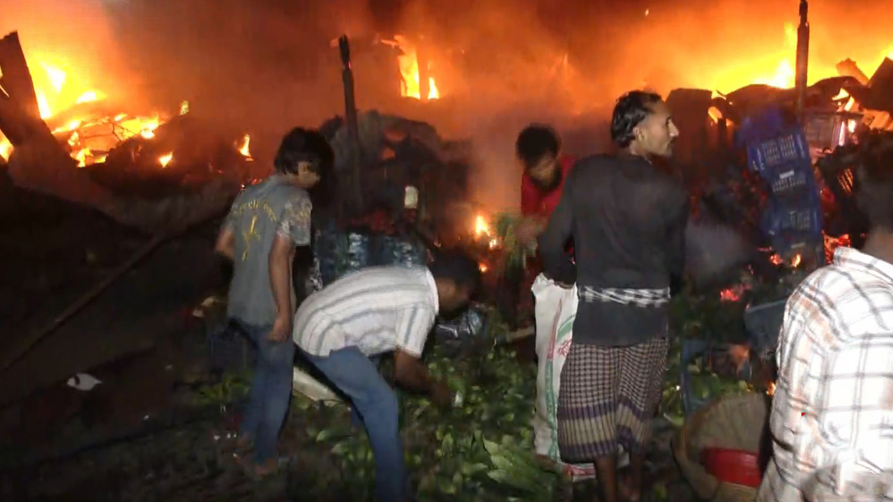 রাজধানীর রায়েরবাজার কৃষিমার্কেটে আগুন, ব্যাপক ক্ষয়ক্ষতি