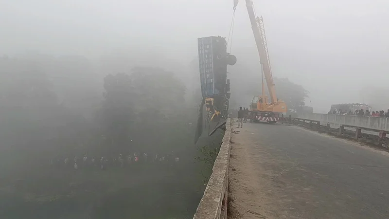 ঝিনাইদহে ট্রাক নদীতে পড়ে ২ জন নিহত