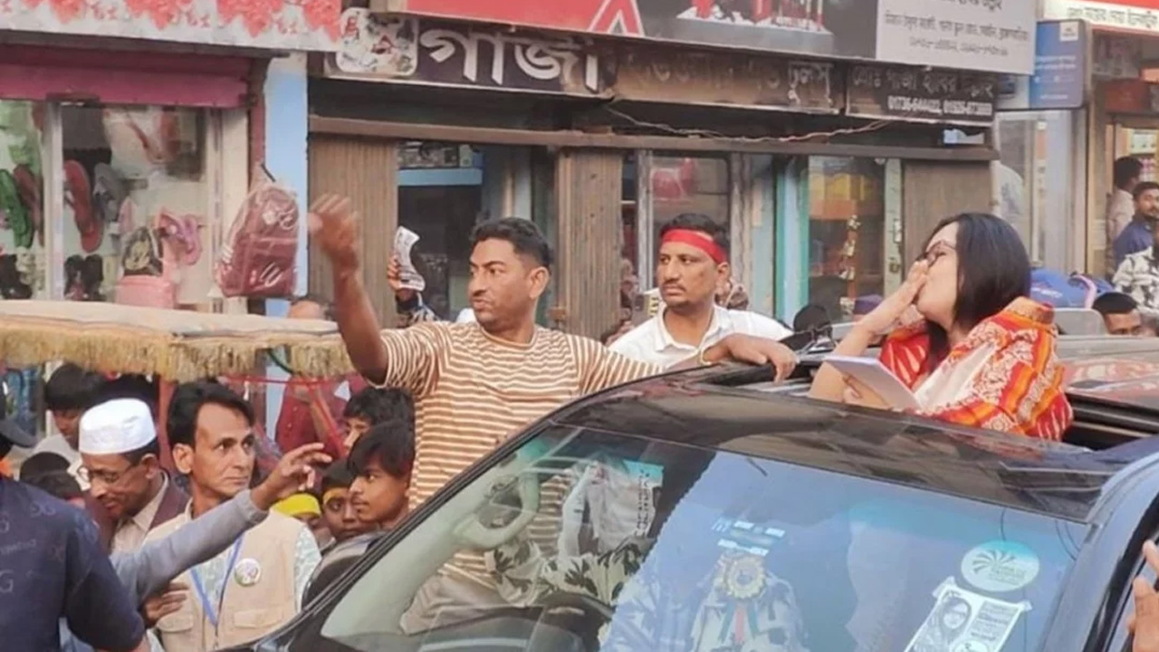 শেষ দিনের গণমিছিলে ভোটারদের উদ্দেশে রুমিন ফারহানার ‘ফ্লাইং কিস’