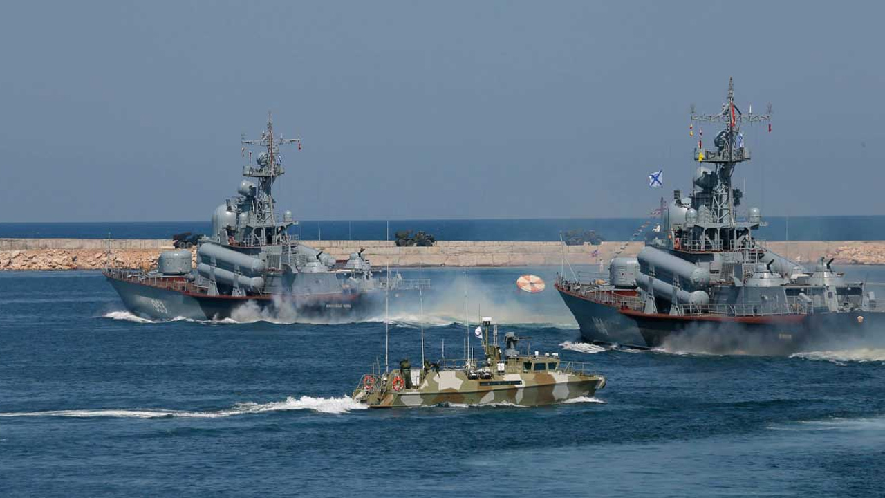 রাশিয়ার চার যুদ্ধজাহাজে ভয়াবহ হামলা, ব্যাপক ক্ষয়ক্ষতি