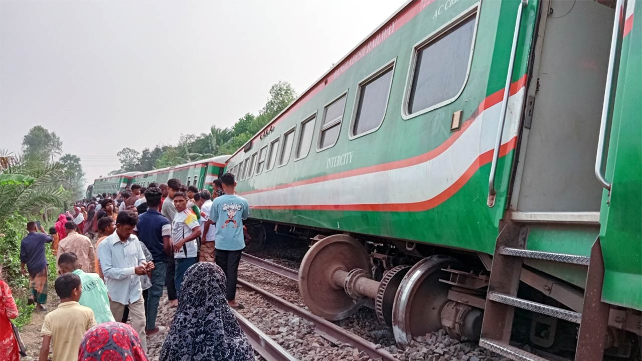 সান্তাহারে নীলসাগর এক্সপ্রেসের ৭ বগি উদ্ধার, চলছে রেললাইন মেরামত