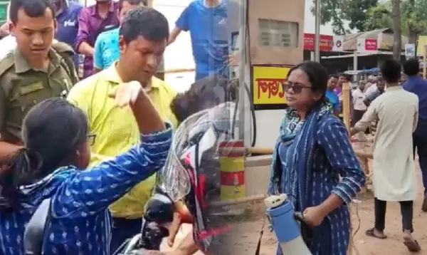 অসুস্থ শিক্ষকের কার্ড ব্যবহার করে তেল নিতে গিয়ে তরুণ লাঞ্ছিত—ভিডিও ভাইরাল