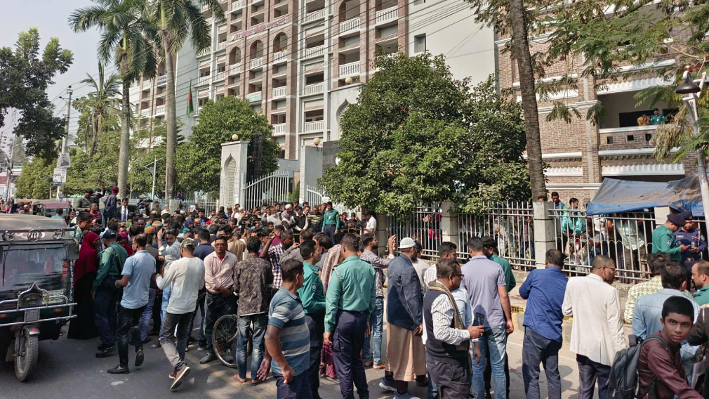 খুলনায় আদালতের সামনে দুই আসামিকে কুপিয়ে ও গুলি করে হত্যা