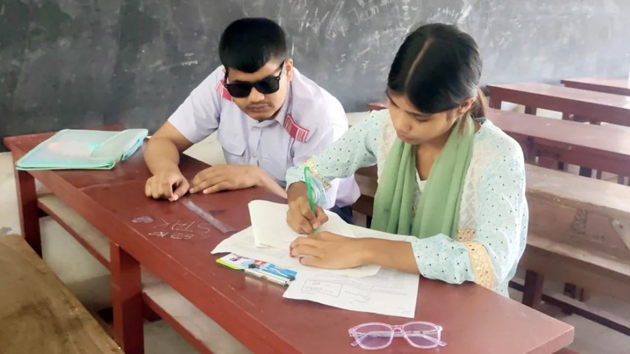 চোখে আলো নেই, তবুও থেমে নেই শরীফের এগিয়ে চলা