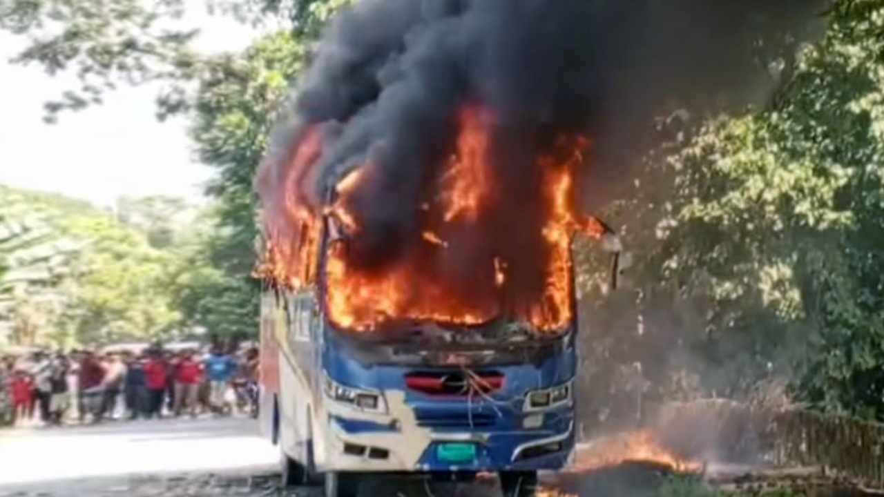 বাসচাপায় কিশোরের মৃত্যু, জনতা বাসে আগুন ধরিয়ে দেয়