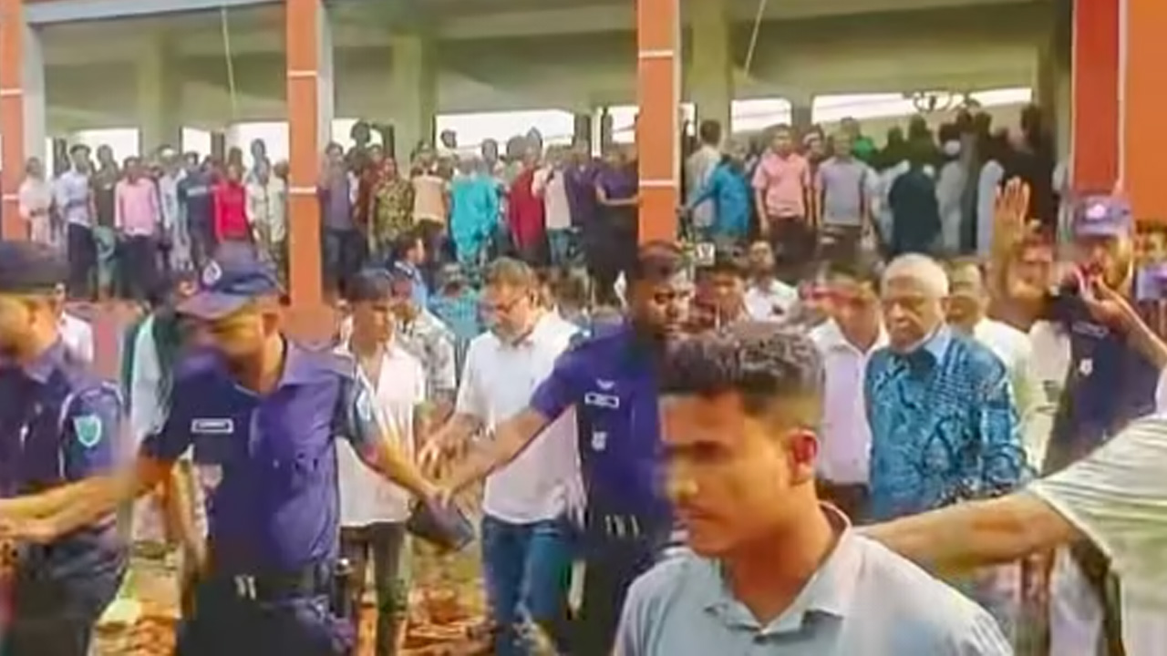 মন্ত্রীর পাশের চেয়ারে বসা নিয়ে মারামারি, ক্ষুব্ধ হয়ে অনুষ্ঠানস্থল ত্যাগ করলেন মন্ত্রী