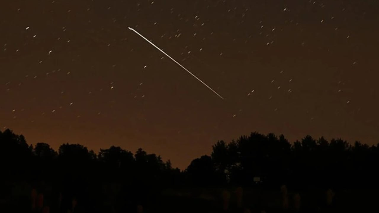 দেশের আকাশে লাইরিড উল্কাপাত, দেখা মিলবে গ্রহের অবস্থান বদলের দৃশ্য