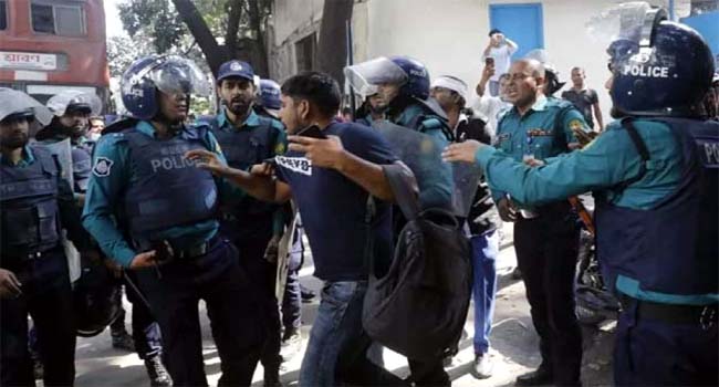 সচিবালয়ের সামনে চাকরিচ্যুত পুলিশ সদস্যদের লাঠিপেটা