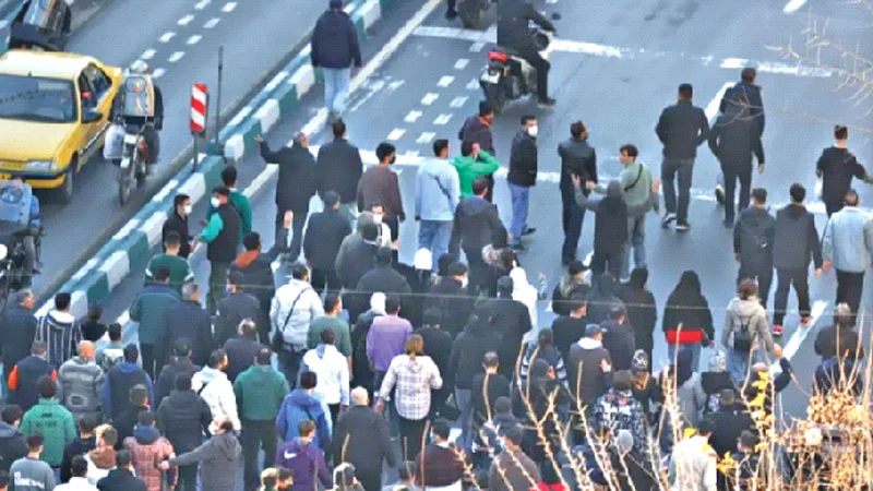 ট্রাম্পের হুঁশিয়ারি: ইরান বিক্ষোভকারীদের হত্যায় যুক্তরাষ্ট্র ‘হস্তক্ষেপে’ এগিয়ে আসবে