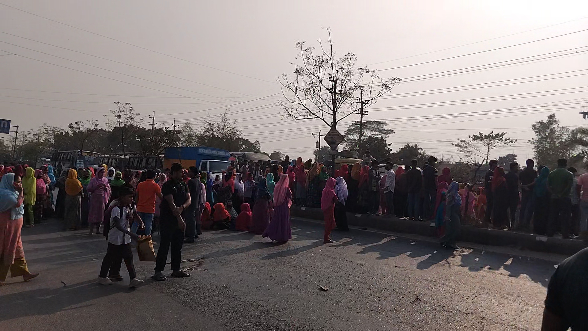 বিকাশে বেতন উত্তোলনে ভোগান্তি, ভালুকায় মহাসড়ক অবরোধ