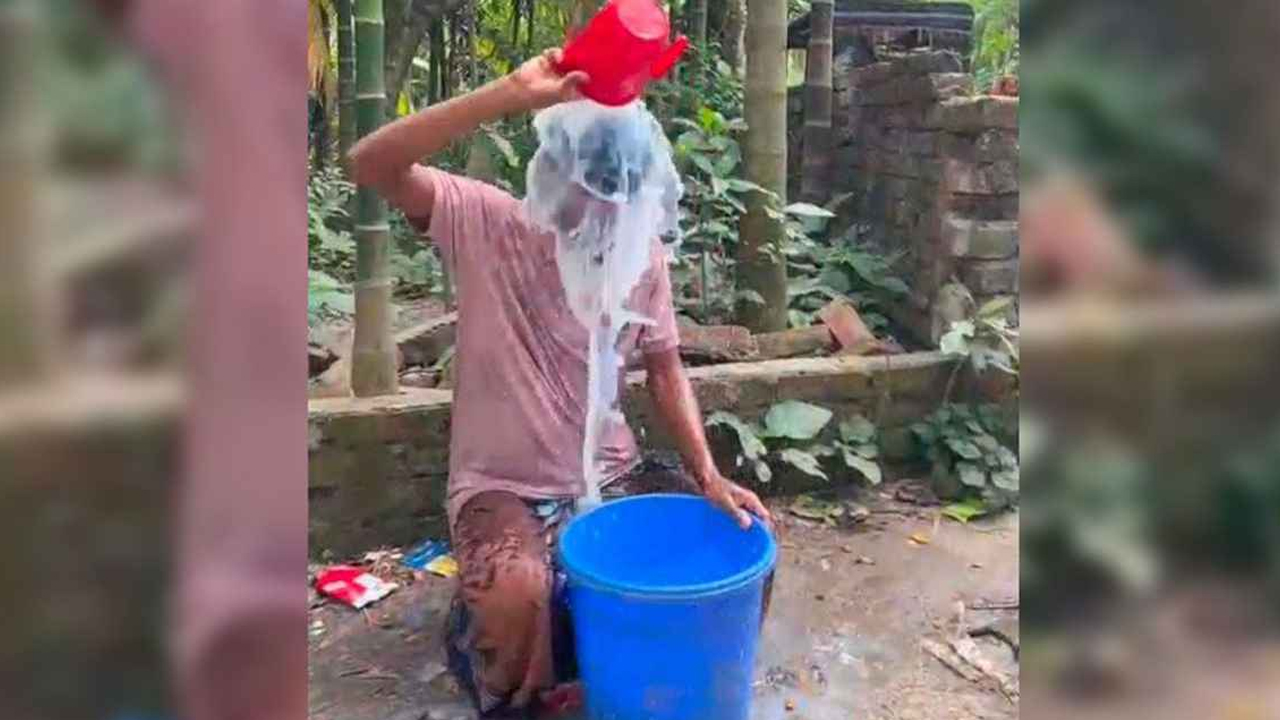 ৩০ লাখ টাকা হারিয়ে অনুতপ্ত, দুধ দিয়ে গোসল করে জুয়া ছাড়ার ঘোষণা