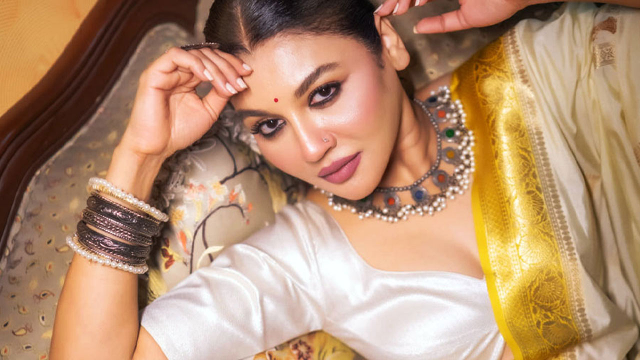 পূজায় অংশ নিতেই কলকাতা থেকে বাংলাদেশে জয়া আহসান
