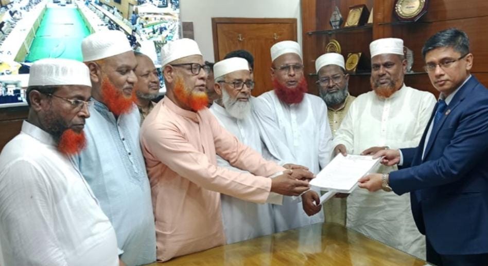 স্মারকলিপি জেলা প্রশাসক প্রদান। ছবি: সংগৃহীত