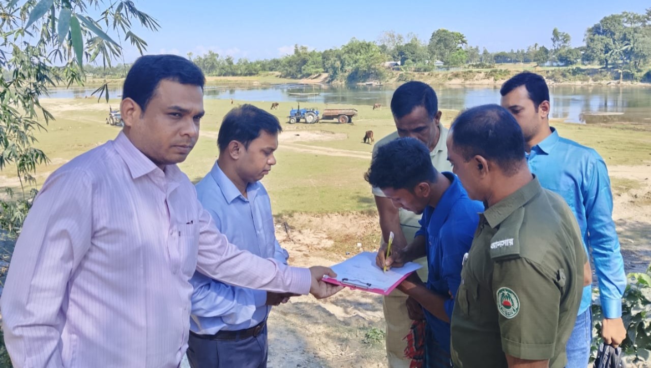 পাটগ্রাম উপজেলার মির্জারকোর্ট ও মোমিনপুরে উপজেলা নির্বাহী অফিসার উত্তম কুমার দাশের নেতৃত্বে অভিযান। ছবি: সংগৃহীত