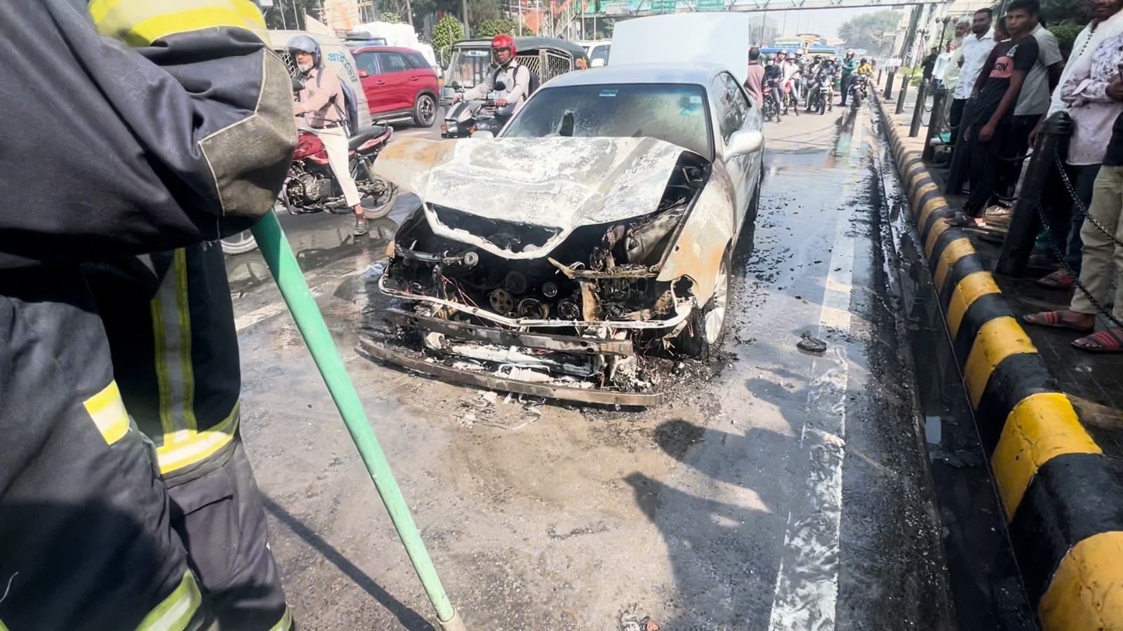 কুর্মিটোলা গলফ ক্লাবের সামনে চলন্ত প্রাইভেট কারে আগুন । ছবি: মিঠু মুরাদ