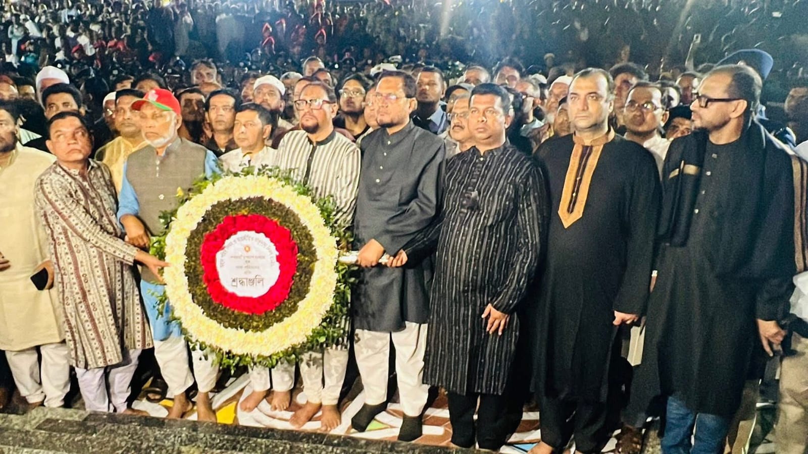 একুশের প্রথম প্রহরে চট্টগ্রামে ভাষা শহীদদের প্রতি শ্রদ্ধা