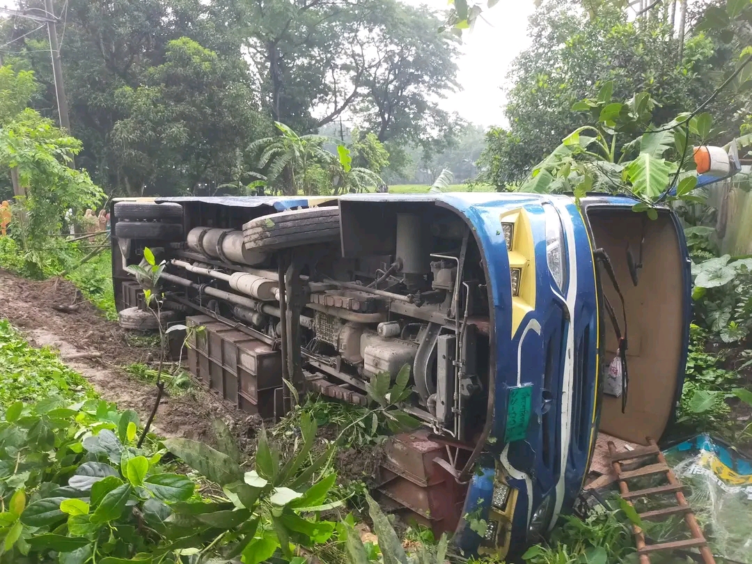 পাকুন্দিয়ায় দুই বাসের মুখোমুখি সংঘর্ষ, আহত ১০