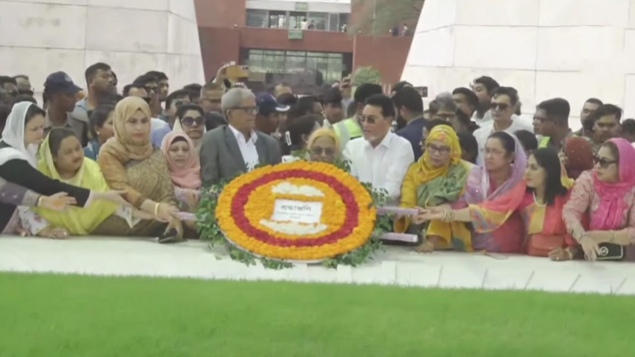 শহীদ জিয়া ও খালেদা জিয়ার কবরে সংরক্ষিত নারী সংসদ সদস্যদের শ্রদ্ধা নিবেদন