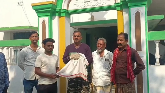 বাবরি মসজিদের চাঁদ-তারা আঁকা সেই ইট যাচ্ছে মুর্শিদাবাদে!