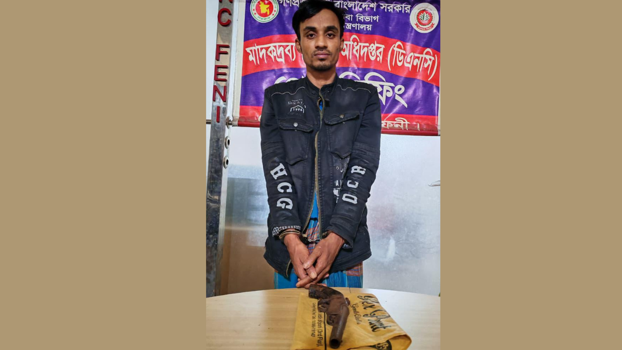 ফেনীতে মাদকবিরোধী অভিযানে দেশীয় অস্ত্র উদ্ধার, যুবক আটক