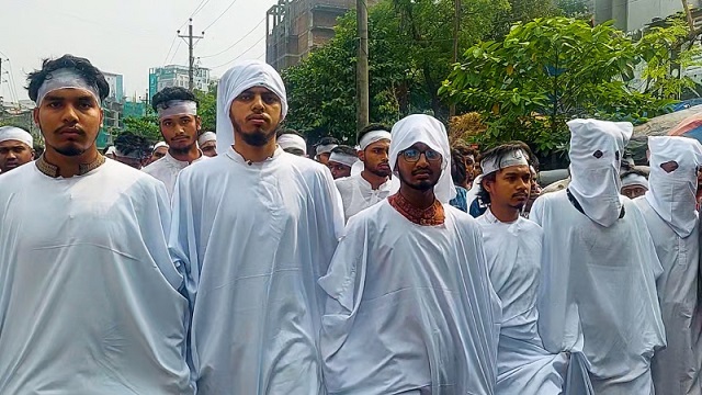 কাফনের কাপড় পরে মশাল মিছিলে কক্সবাজার-৪ আসনে বিএনপি প্রার্থীর প্রতিবাদ