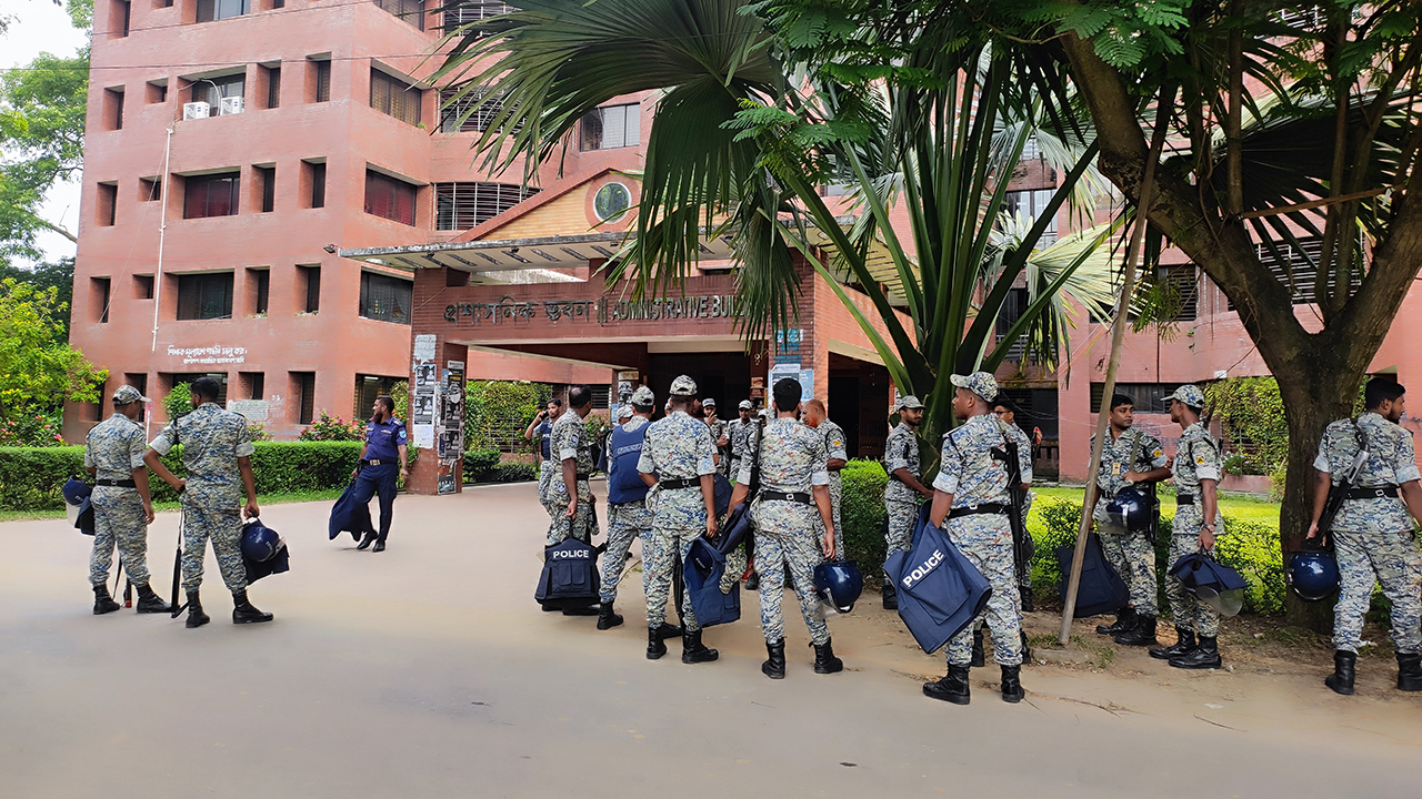 ক্যাম্পাসে কঠোর নিরাপত্তা