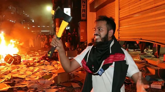 প্রথম আলোয় হামলা: কুড়াল হাতে উল্লাস করা সেই যুবক গ্রেপ্তার!