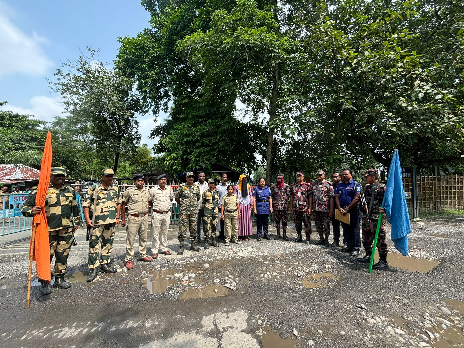 ড়িমারী স্থলবন্দর ইমিগ্রেশন চেকপোস্ট দিয়ে বিজিবি বিএসএফ এর মধ্যে পতাকা