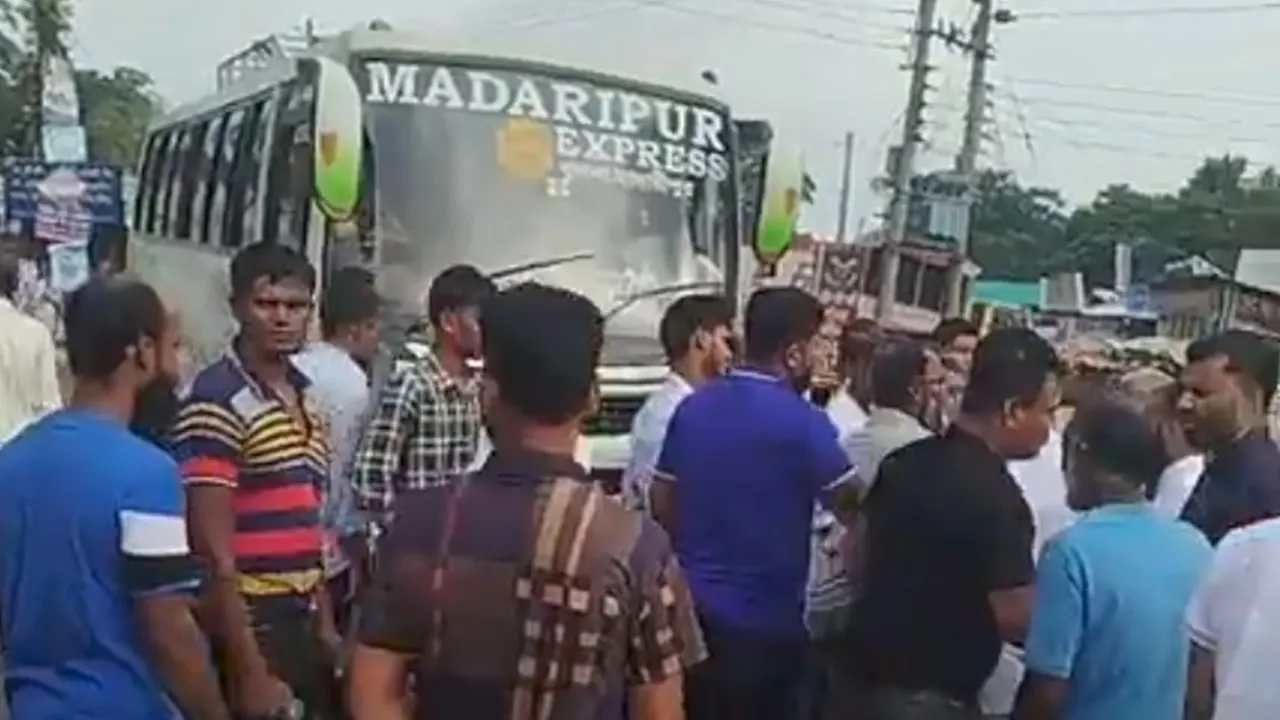 মহাসড়ক অবরোধ করে যান চলাচল বন্ধ করে দিয়েছে আন্দোলনকারীরা