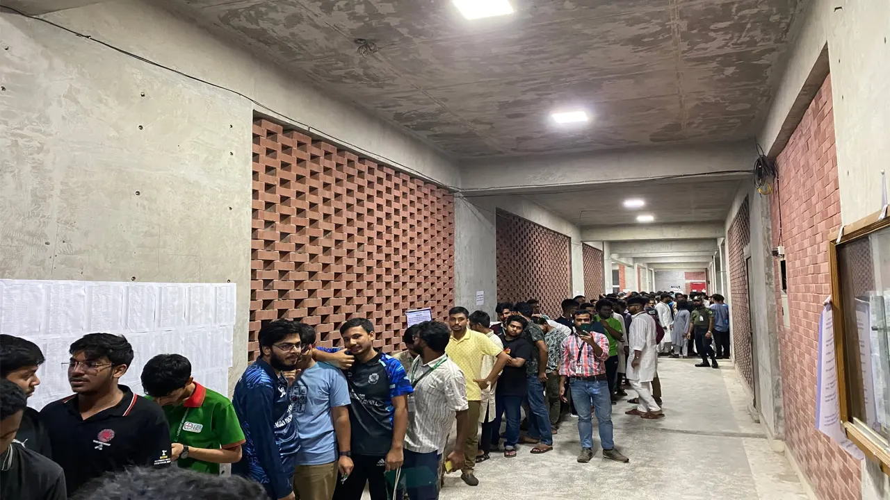 ভোট দিতে লাইনে দাঁড়িয়ে আছেন শিক্ষার্থীরা । ছবি: সংগৃহীত