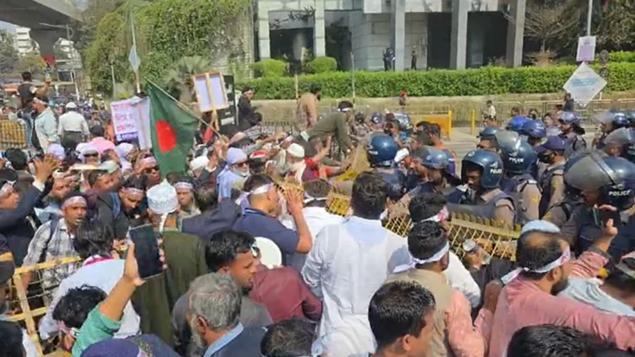 পে-স্কেল বাস্তবায়নের দাবিতে পুলিশের ব্যারিকেড ভেঙে যমুনা অভিমুখে সরকারি চাকরিজীবীরা