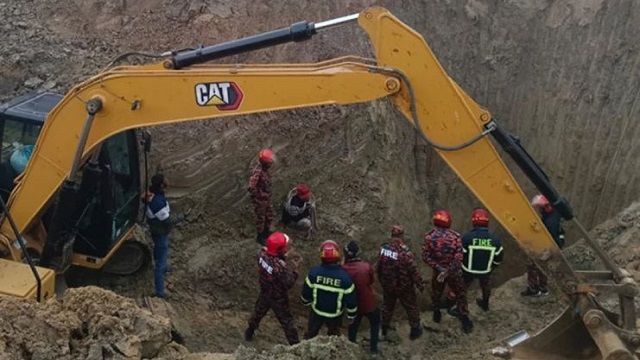 জীবিত আছে কি স্বাধীন? গভীর গর্তে ২২ ঘণ্টার রুদ্ধশ্বাস চেষ্টা!