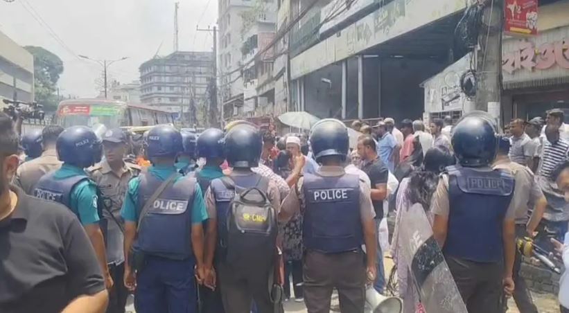 চট্টগ্রামে একীভূত ব্যাংকের আমানতকারীদের বিক্ষোভ, টাকা ফেরতের দাবি