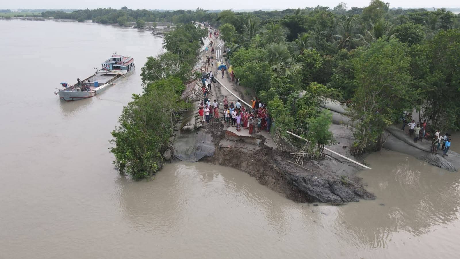 তিলডাঙ্গা ইউনিয়নের বটবুনিয়া হরিসভা মন্দির এলাকার আনুমানিক ২ শত ফুট ওয়াপদা বেড়ীবাঁধ ভেঙে বিস্তীর্ণ এলাকা প্লাবিত