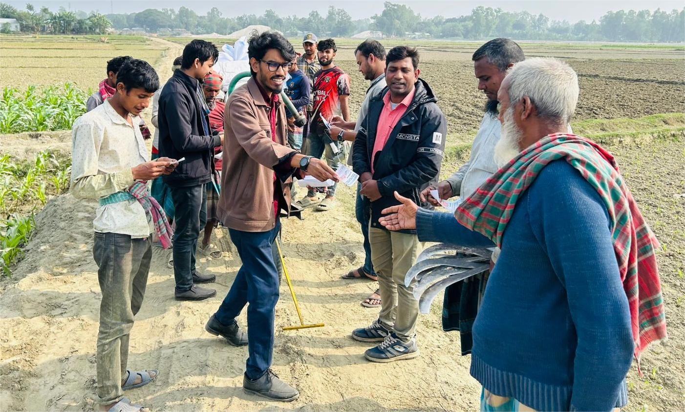 শ্রমিকের কর্মস্থলে এবং সাধারণ মানুষের দোরগোড়ায় গিয়ে গণভোটের গুরুত্ব তুলে ধরছেন