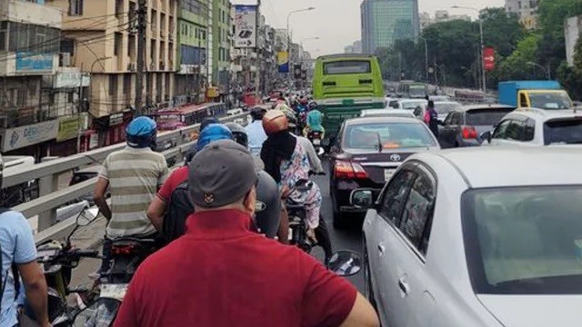 বনানীতে দুই ঘণ্টা পর সড়ক ছাড়লেন শ্রমিকরা