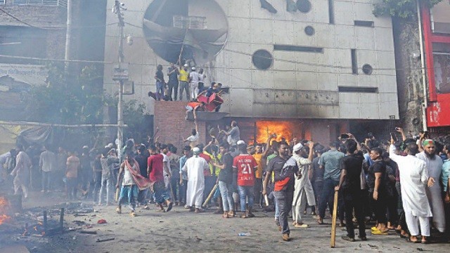 দেশের বিভিন্ন স্থানে আওয়ামী লীগ অফিস-নেতাকর্মীদের বাসায় হামলা