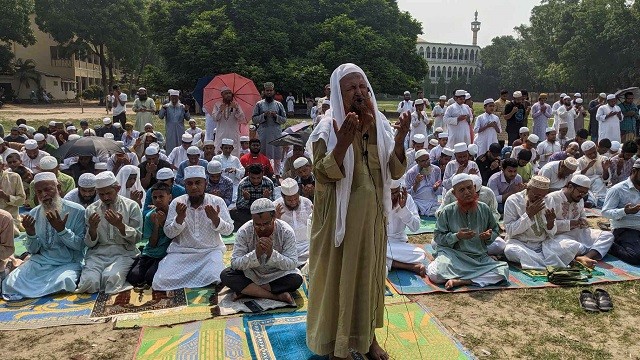 তীব্র দাবদাহ থেকে মুক্তি পেতে নরসিংদীতে ইসতিসকার নামাজ