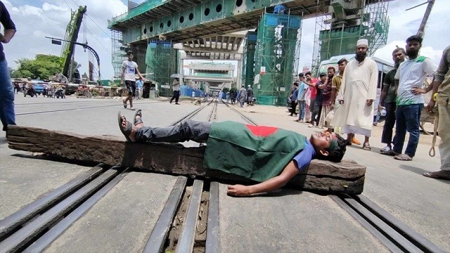 রেললাইনে ‘বাংলা ব্লকেড’, ঢাকার সঙ্গে সারাদেশের যোগাযোগ বন্ধ