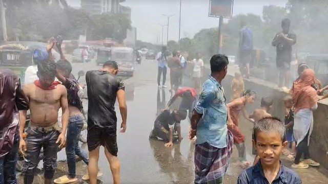 তীব্র তাপদাহে নগরবাসীকে স্বস্তি দিলো বুশরার ‘কৃত্রিম বৃষ্টি’