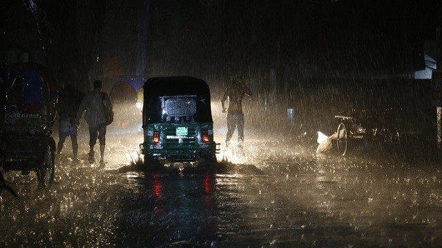 ঝড়-বৃষ্টিতে স্বস্তি ফিরেছে ইট-পাথরের নগরে